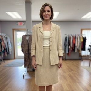 Kasper Textured Tan Blazer Kasper Elegant Cream Skirt Suit Set
14p tweed